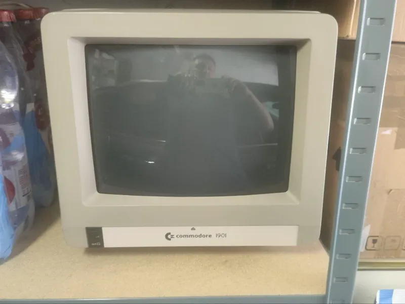 Commodore 1901 door
