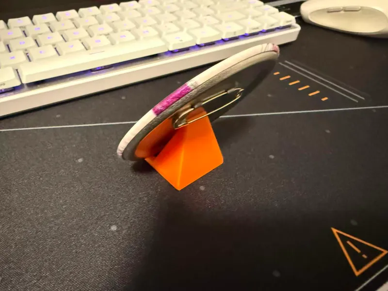 Simple compact badge display stand