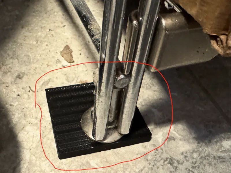 Wedge-shaped Shelf leveling shim
