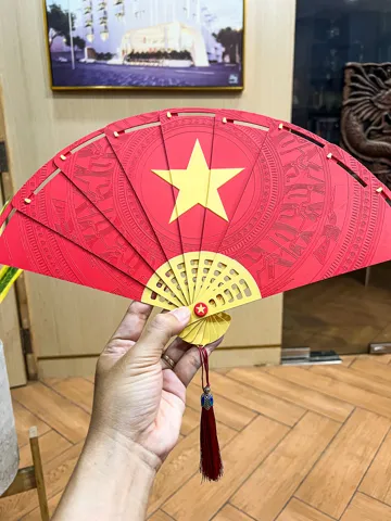 Letrero o emblema decorativo: Việt Nam Folding Fan – Vietnamese Flag Hand Fan — vista de referencia 5