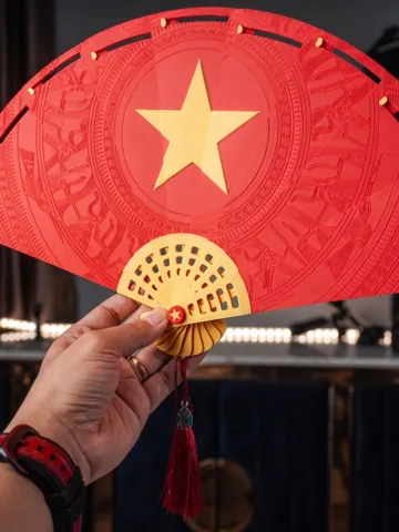 Letrero o emblema decorativo: Việt Nam Folding Fan – Vietnamese Flag Hand Fan — vista de referencia 2