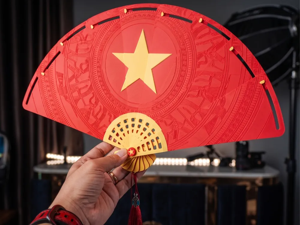 Letrero o emblema decorativo: Việt Nam Folding Fan – Vietnamese Flag Hand Fan. Referencia del modelo original.