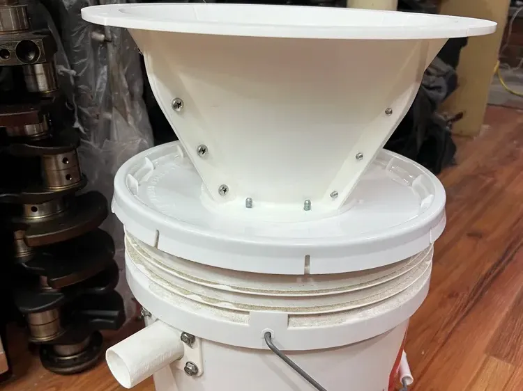 Table saw dust and chip collector