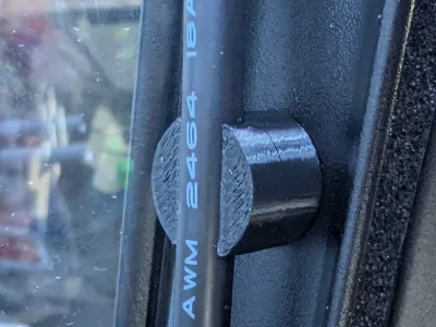 Simple magnetic holder/clip for round cable