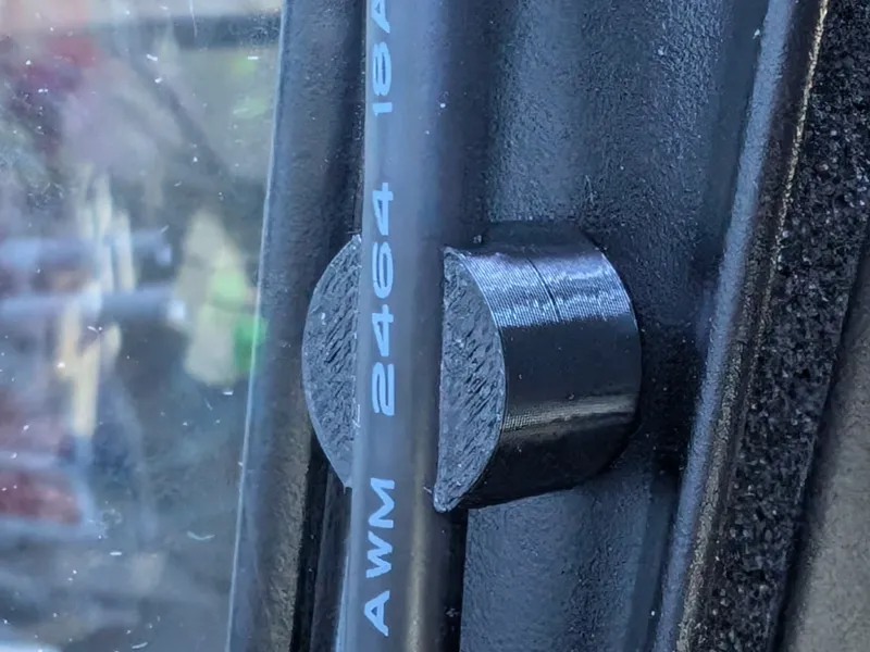Simple magnetic holder/clip for round cable 