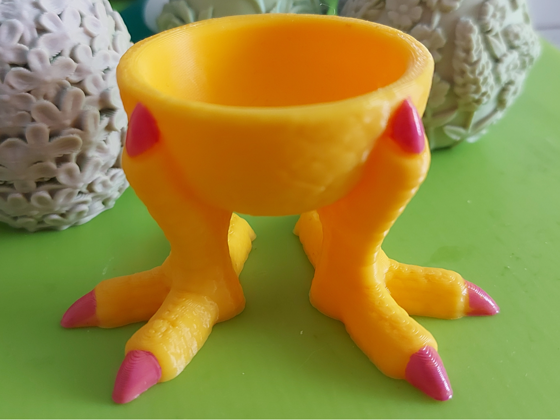 Eierbecher mit Hühnerfüßen