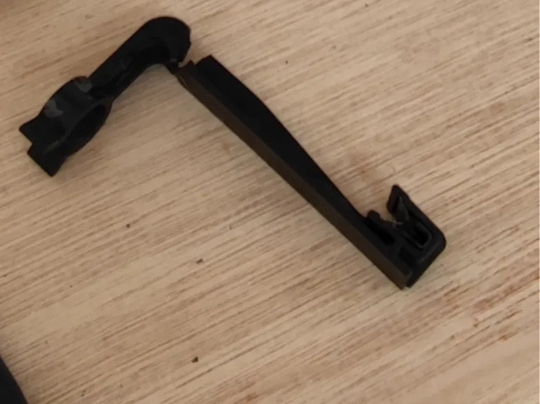 Ford Focus ST vacuum hose Clip Battery 1418403