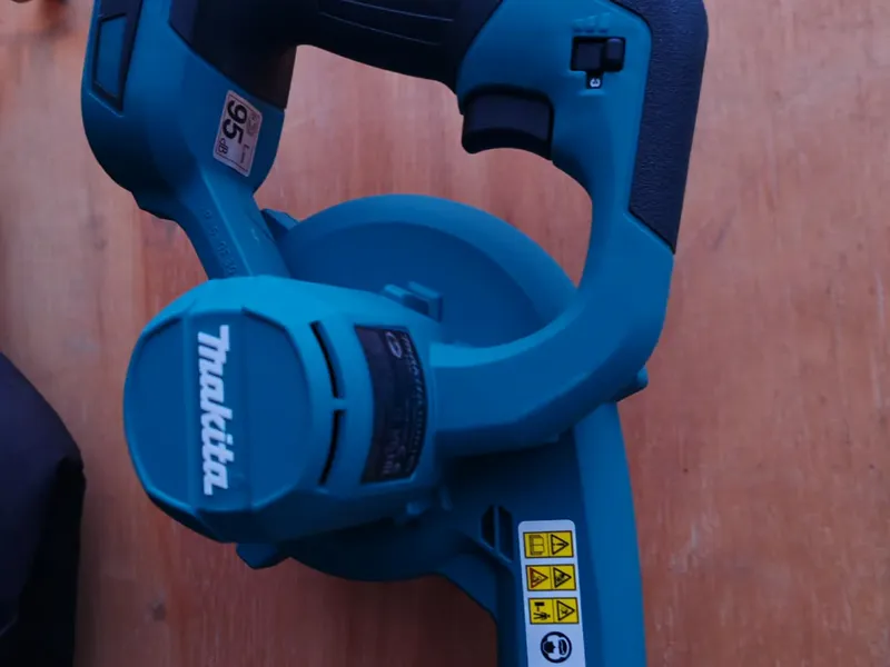 Makita blower dub 145 locking wall mount