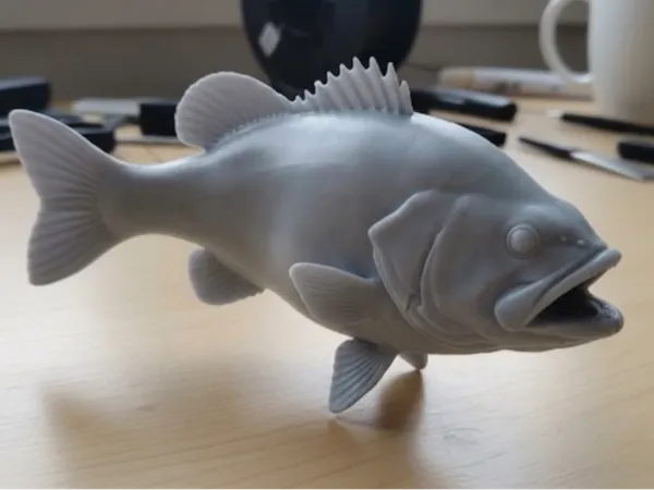 Achigan à petite bouche — figurine de poisson