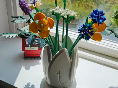 Vase for plastic flowers