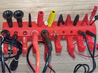Probe and tip holder for measurements
