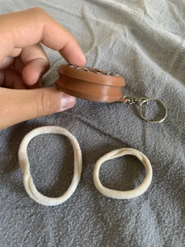 Accesorio para sujetar ligas de cabello: Bagel hair tie keychain — vista de referencia 3
