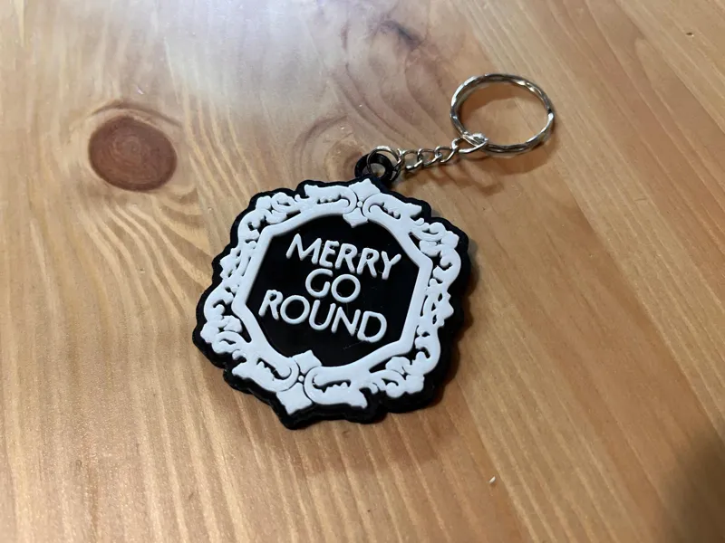 Llavero inspirado en BTS MV - Merry Go Round