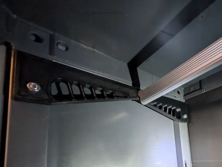 Suporte para varão e cabides em armário de PVC