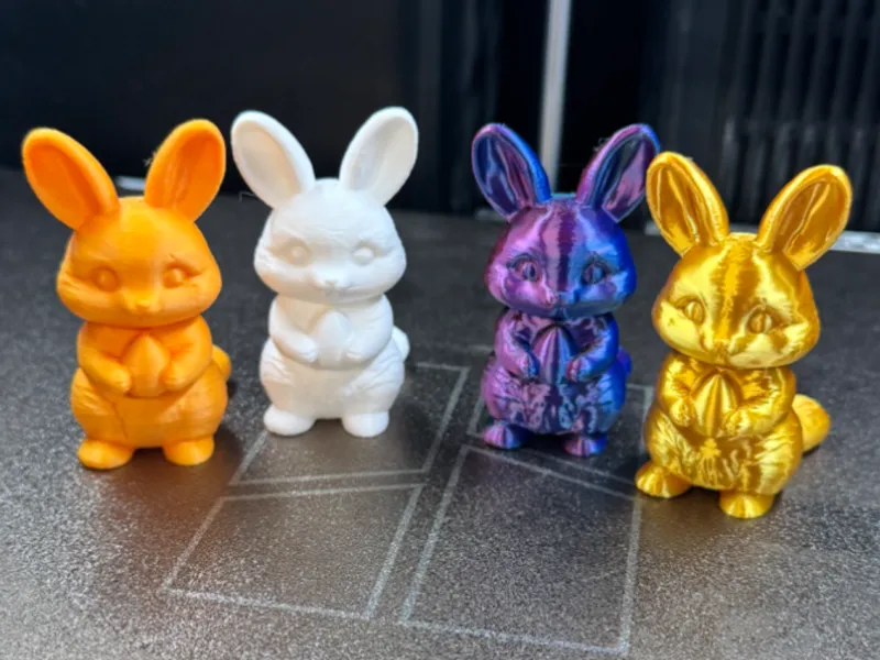 Niedlicher Osterhase mit Ei