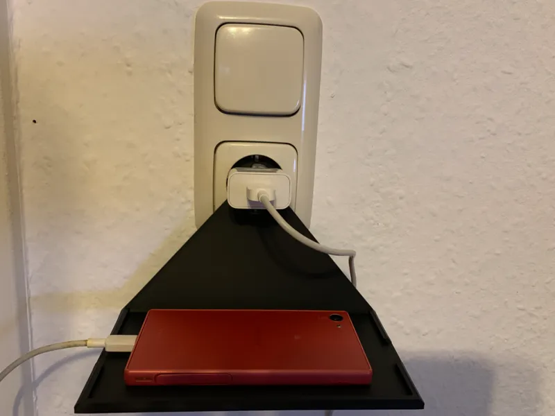 Handyhalterung / -ablage für die Steckdose