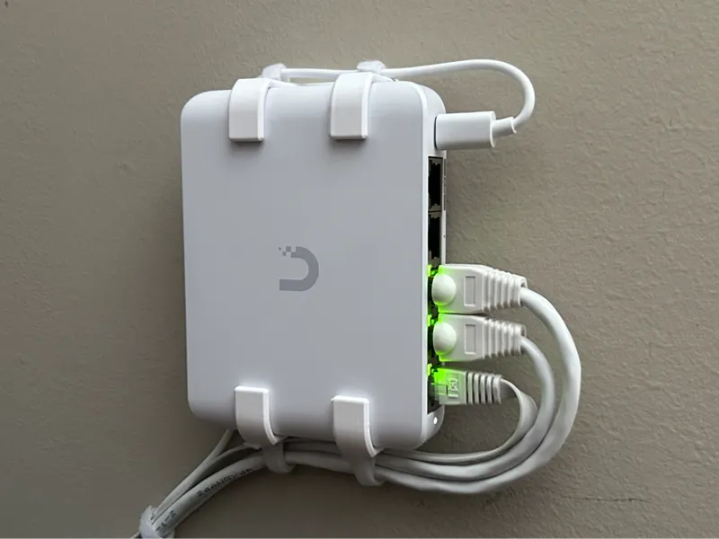 Ubiquiti Unifi Flex 2.5G Wall or Desk Mount - Claw