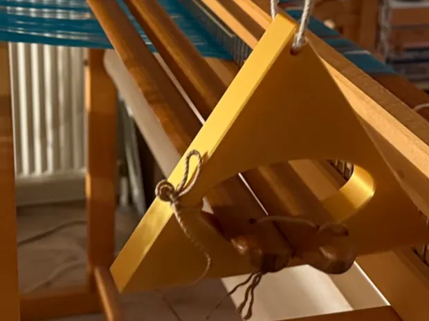 weaving tool for hanging threads