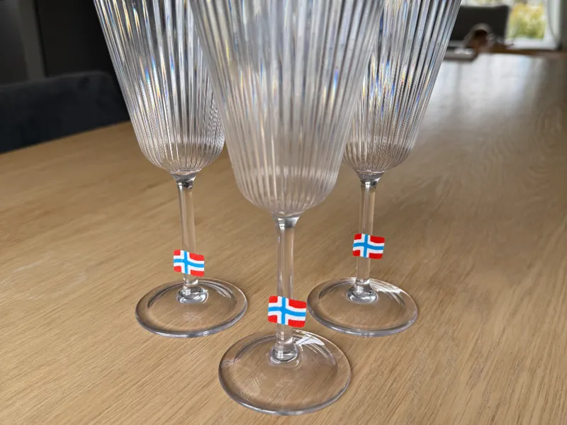Norwegian glass clip on flag