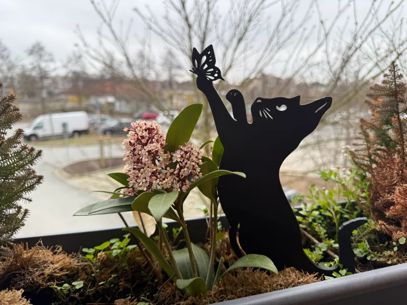 Katze mit Schmetterling für den Garten