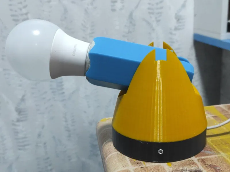 Desktop lamp with rotating head 