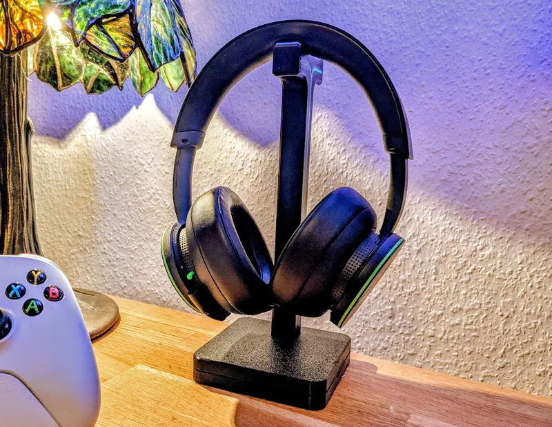 Minimalistic headphone stand (added weight)