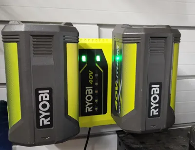 Support pour chargeur Ryobi sur mur Husky Slatwall