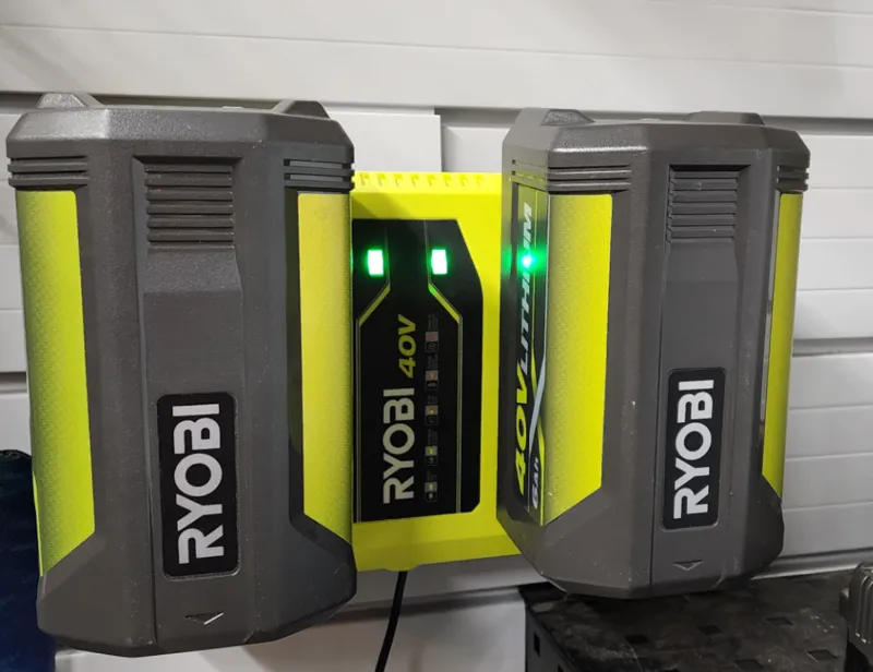 Support pour chargeur Ryobi sur mur Husky Slatwall
