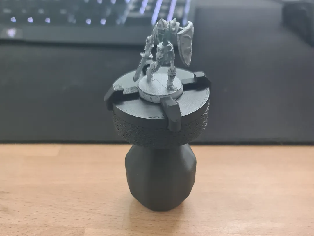 Poignée porte-figurine pour la peinture