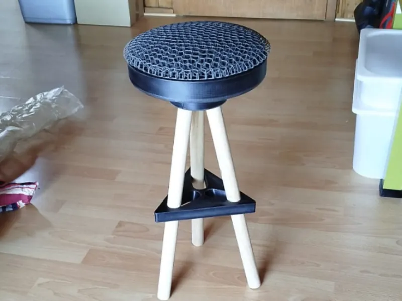 Stylish stool with wooden legs