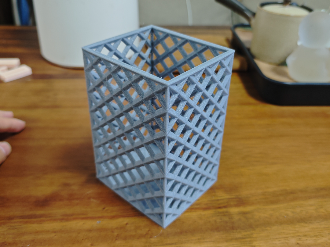 Miniatura 1 do modelo 3D 镂空 坚固 收纳盒 菱形 笔筒 方形 收纳