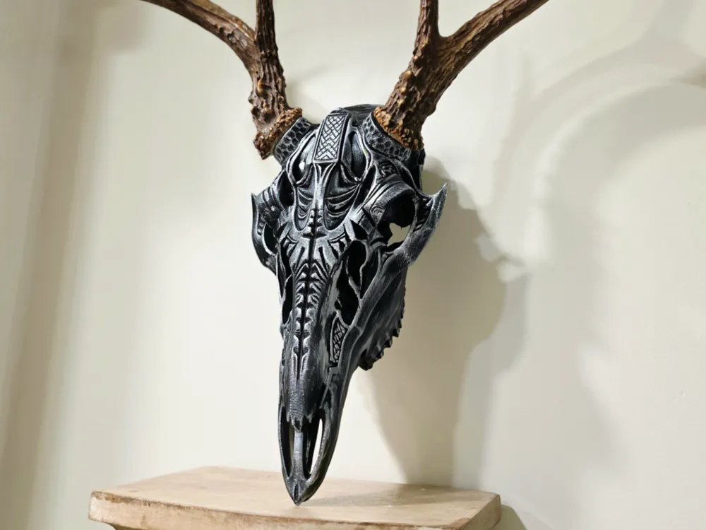 Adorno temático: Broadhead 2.0 Full Deer Skull - BAS Antler Mount. Referencia del modelo original.
