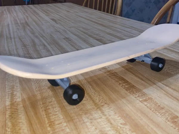 Grand skateboard pour les mains (v2)