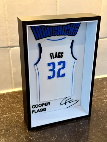 Marco decorativo: Cooper Flagg - Dallas Mavericks - Jersey Frame — vista de referencia 3