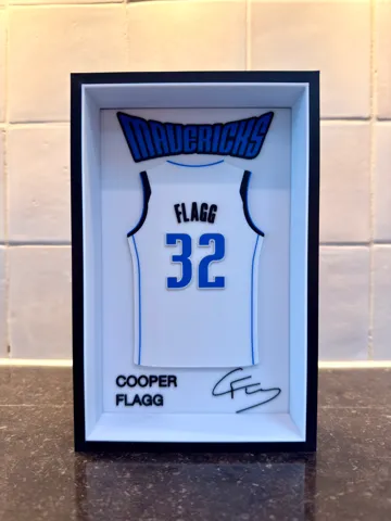 Marco decorativo: Cooper Flagg - Dallas Mavericks - Jersey Frame — vista de referencia 2