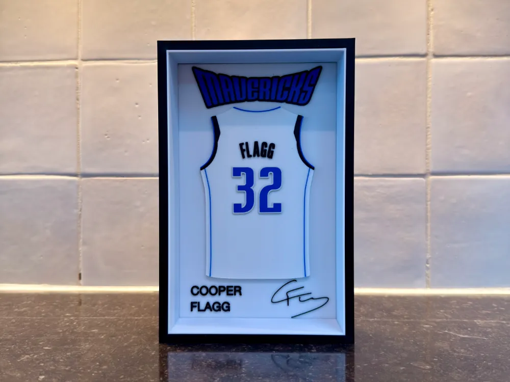 Marco decorativo: Cooper Flagg - Dallas Mavericks - Jersey Frame. Referencia del modelo original.