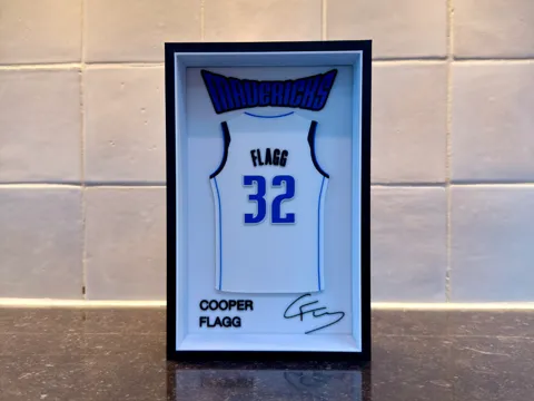 Marco decorativo: Cooper Flagg - Dallas Mavericks - Jersey Frame — referencia de MakerWorld