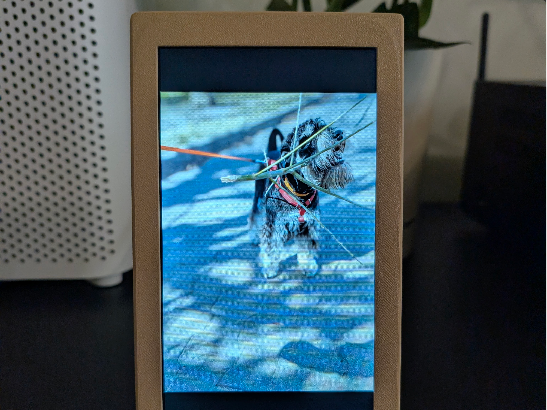 PiFrame - standing 7" digital photo frame
