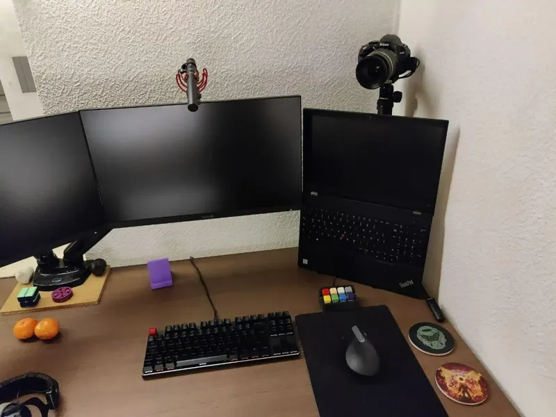 Lenovo T590 - Ergonomic and minimal laptop stand