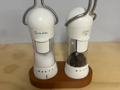 Salt and Pepper grinder holder (sir la table)