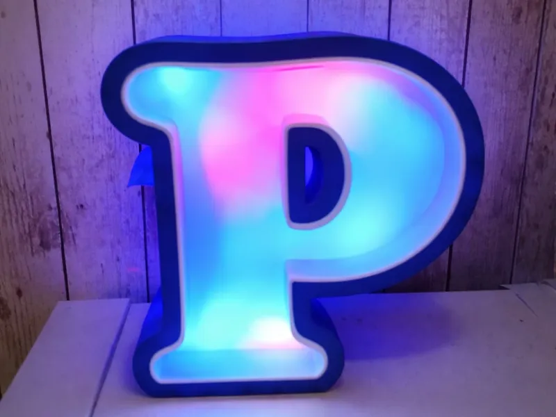 LETRA P CON LUZ LED