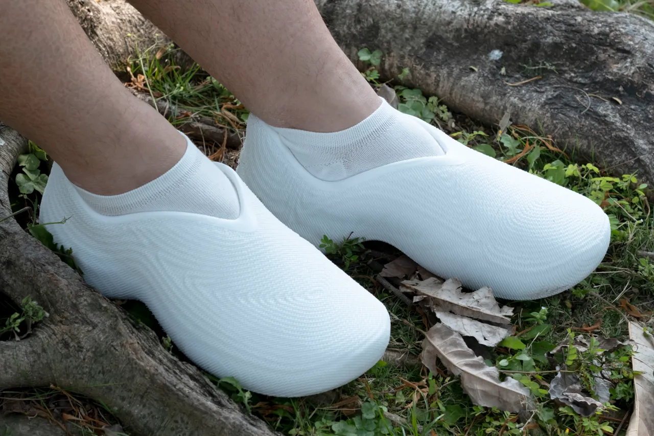 Bubbleberry - a 3D printed round-toe casual shoe view 4