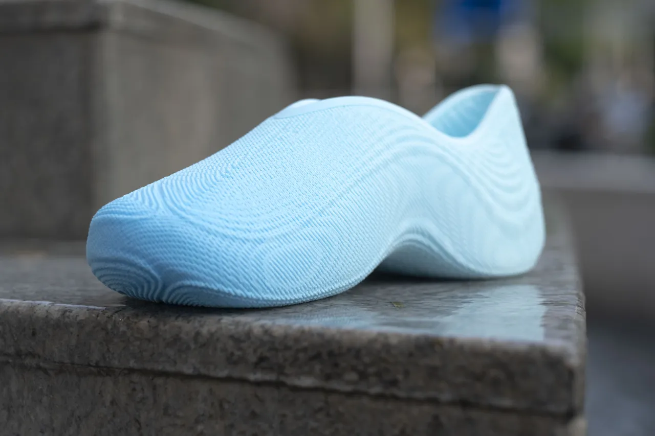 Bubbleberry - a 3D printed round-toe casual shoe view 2