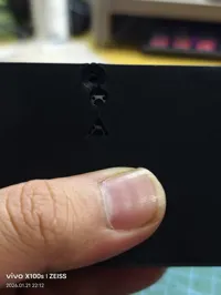 从新修改了电路板一侧的外壳,调整按键的孔位,调整电容位置壳厚度,使电容不在被挤压,请打印这个版本的电路板侧壳子