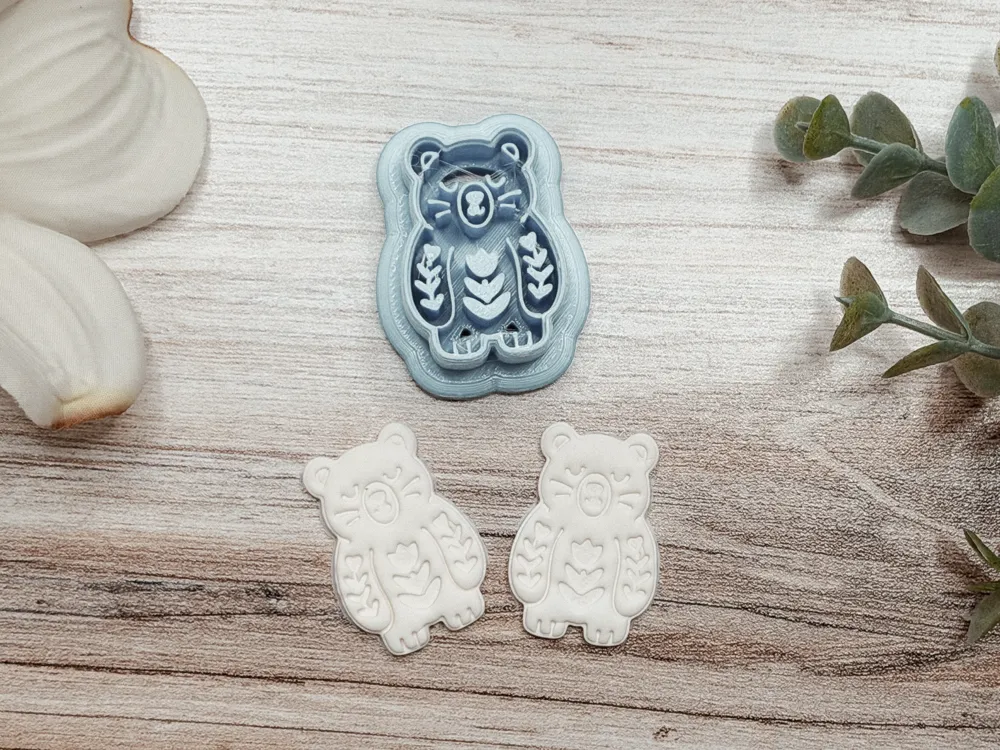 Cortador para modelado: Folk Art Bear Clay Cutter & Embosser. Referencia del modelo original.