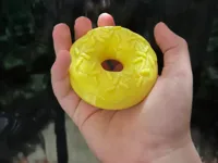 Donut décoratif avec pancarte personnalisable — photo 2