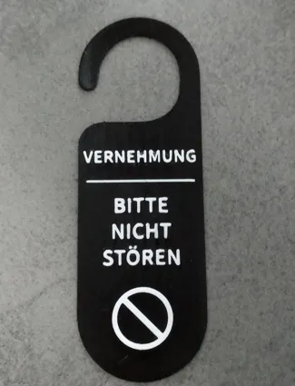 Vernehmung Türschild Behoerde