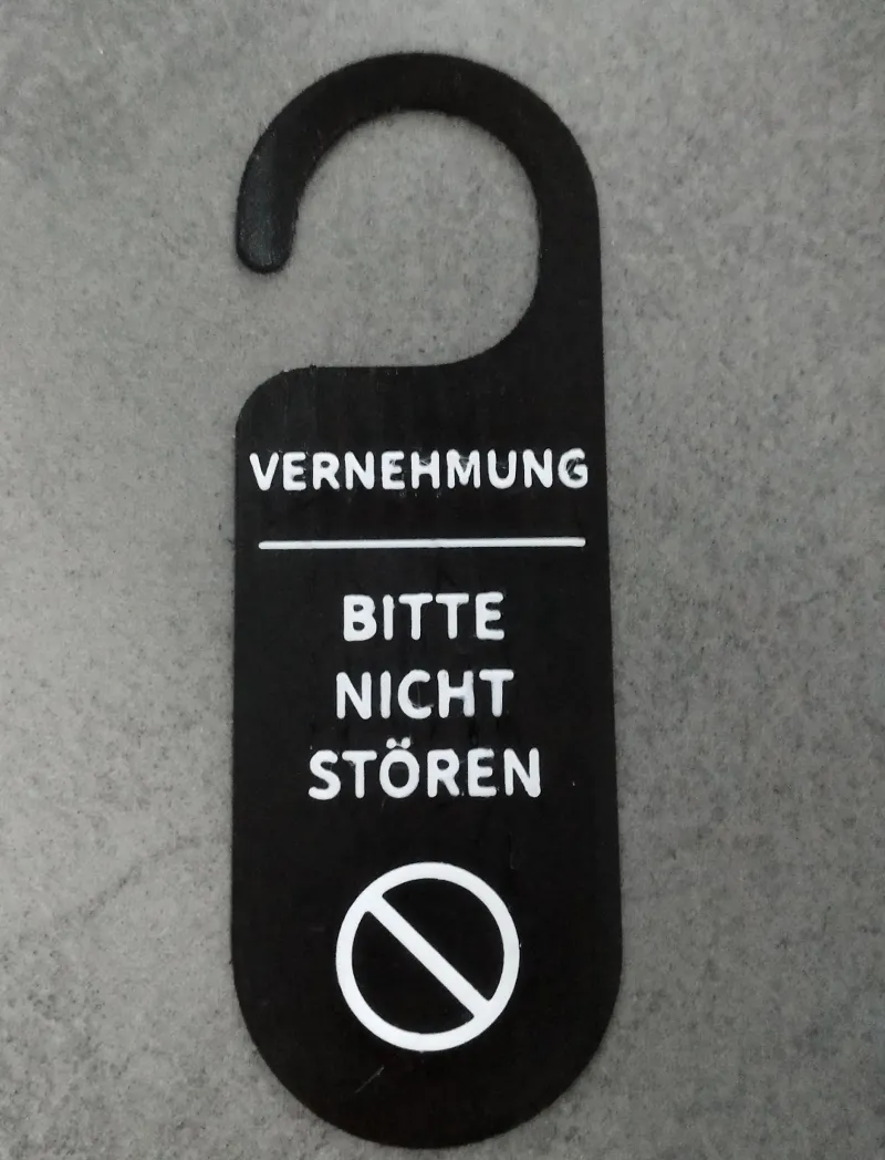 Vernehmung Türschild Behoerde