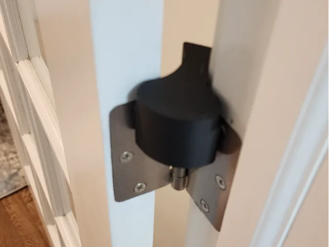 Hinge door wedge
