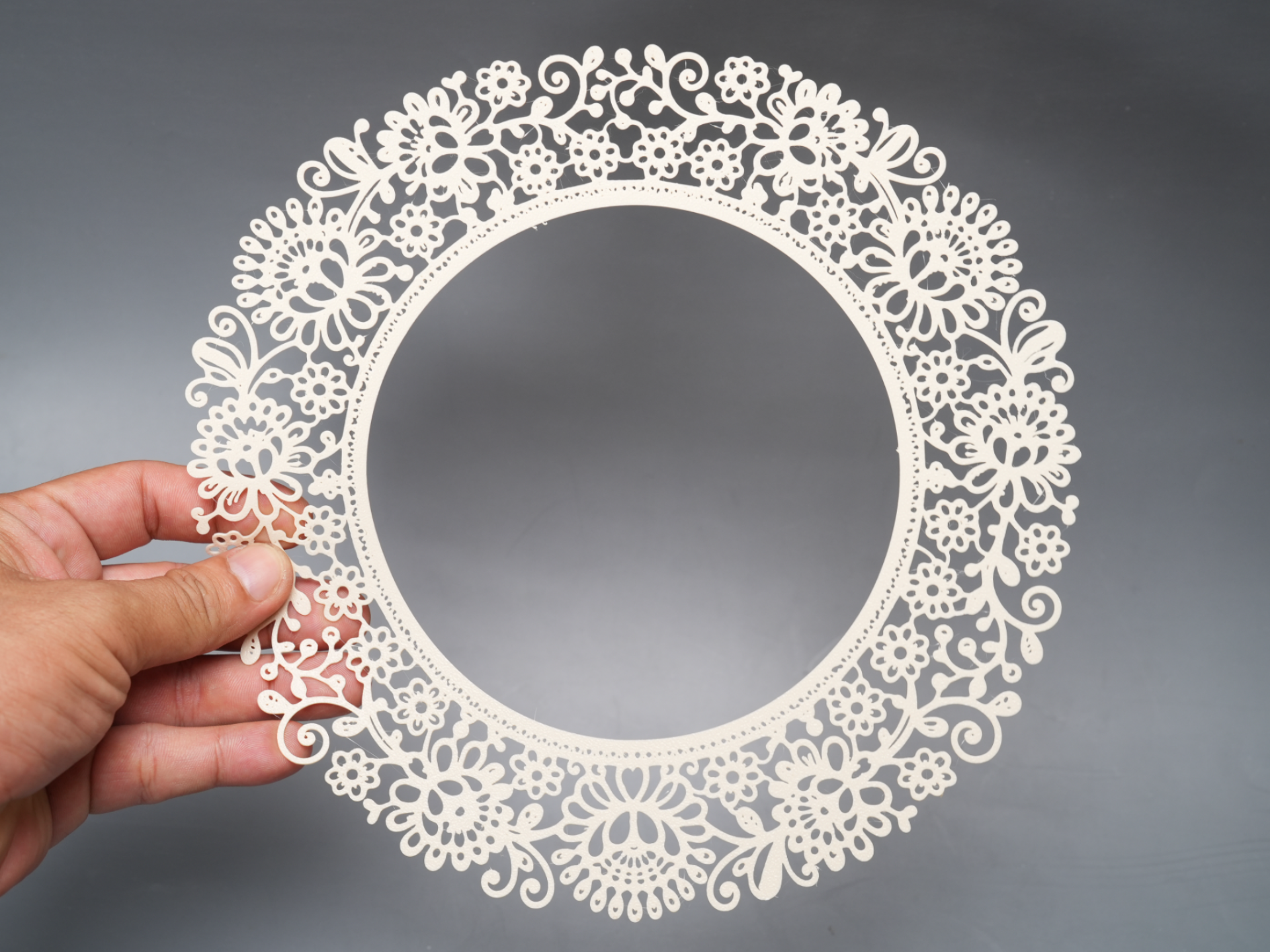 Elegant Floral Lace Vase Doily - Round Table Mat - 1